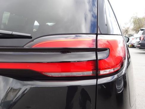 Used 2022 Chrysler Pacifica Touring-L image 7