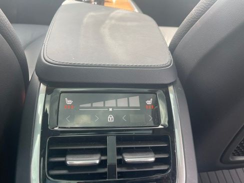 Used 2025 Volvo XC90 T8 Plus w/ Protection Package Premier AWD/4WD image 18