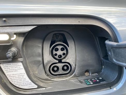 Used 2023 Audi Q4 e-tron Premium Plus image 23