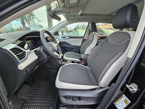 New 2025 Volkswagen Taos SE image 13