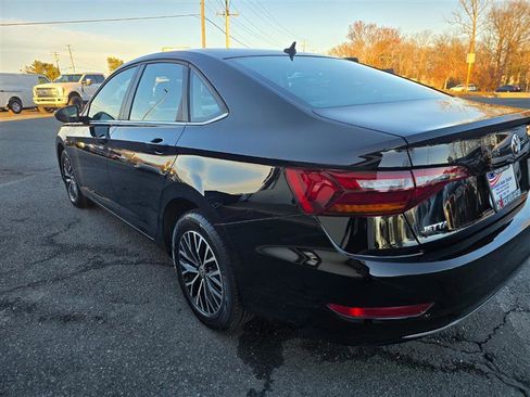 Used 2019 Volkswagen Jetta SE w/ Cold Weather Package image 10