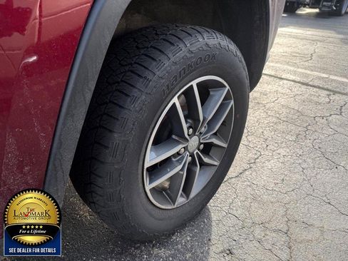 Used 2018 Jeep Grand Cherokee Limited image 3