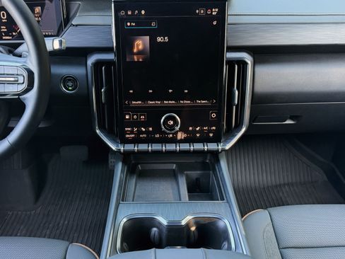 Used 2025 GMC Acadia AT4 w/ Luxury Package AWD/4WD image 10
