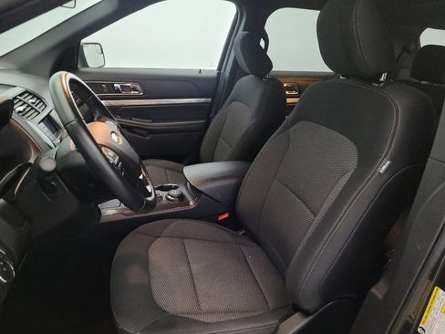 Used 2018 Ford Explorer XLT image 17