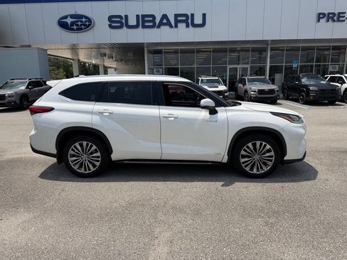 Used 2021 Toyota Highlander Platinum AWD/4WD image 2