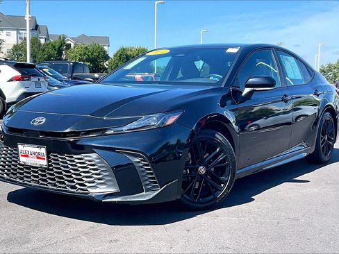 Used 2025 Toyota Camry SE FWD image 1