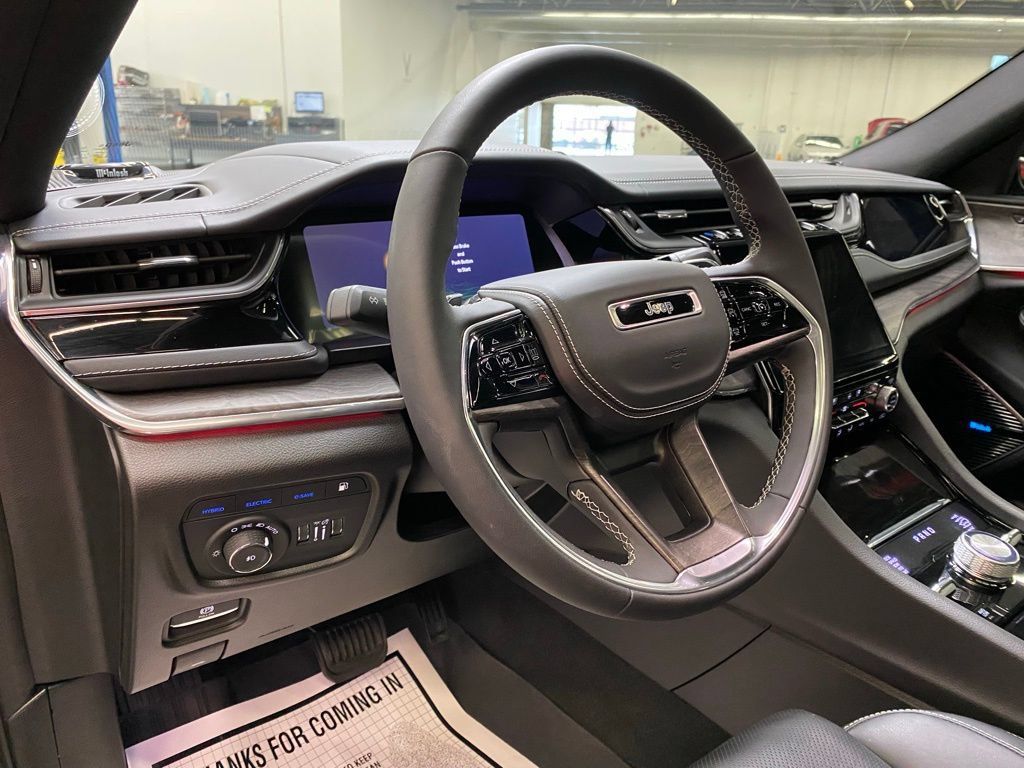 Used 2023 Jeep Grand Cherokee Overland w/ Luxury Tech Group IV AWD/4WD image 31