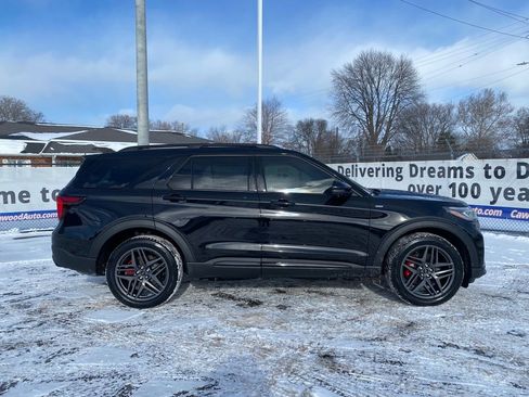 Used 2025 Ford Explorer ST-Line w/ ST-Line Street Pack image 2