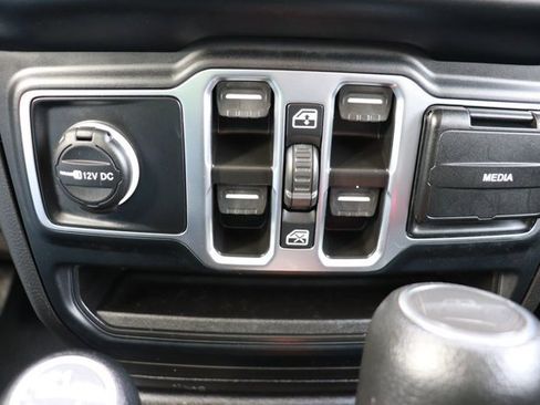 Used 2023 Jeep Gladiator Willys image 15