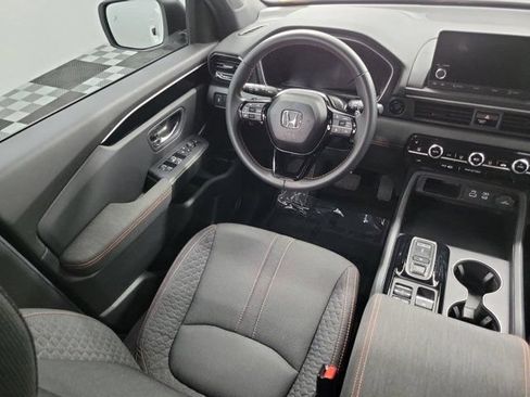 Used 2025 Honda Pilot Sport image 15