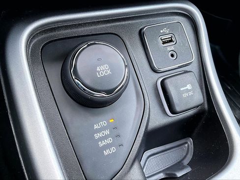 Used 2018 Jeep Compass Latitude w/ Cold Weather Group image 34