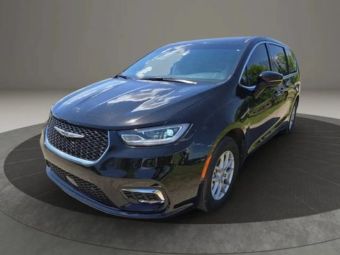 Used 2024 Chrysler Pacifica Touring-L FWD image 1