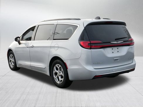 Used 2023 Chrysler Pacifica Limited image 5