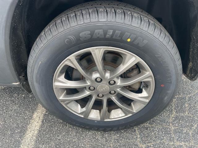 Used 2019 Jeep Cherokee Latitude Plus w/ Cold Weather Group AWD/4WD image 9