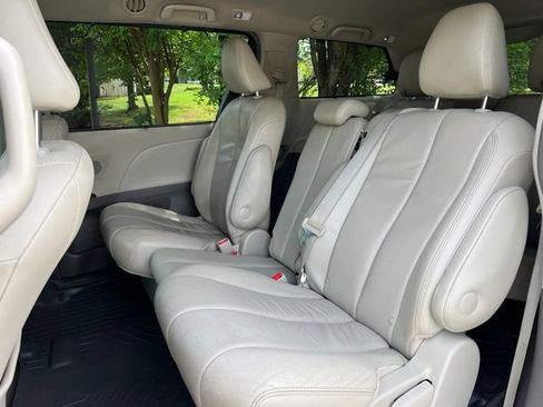 Used 2013 Toyota Sienna XLE w/ Premium Pkg FWD image 16