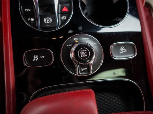 Used 2021 Bentley Bentayga AWD/4WD image 19