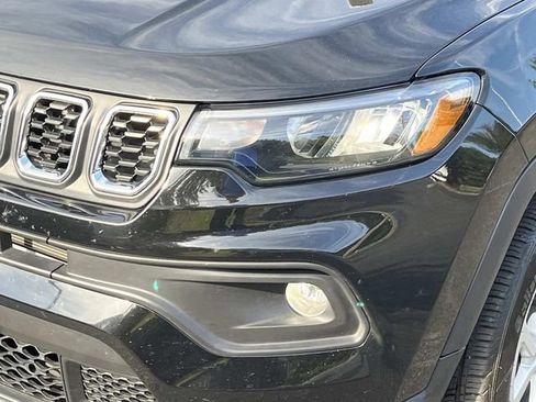 Used 2025 Jeep Compass Latitude AWD/4WD image 9