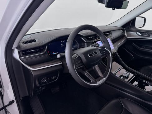 Used 2023 Jeep Grand Cherokee Limited w/ Luxury Tech Group II image 9