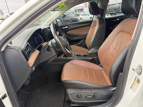 Used 2025 Volkswagen Jetta SEL FWD image 17