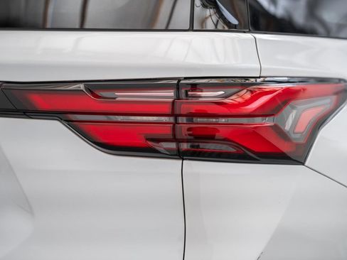 Used 2023 Chevrolet Traverse LT AWD/4WD image 8