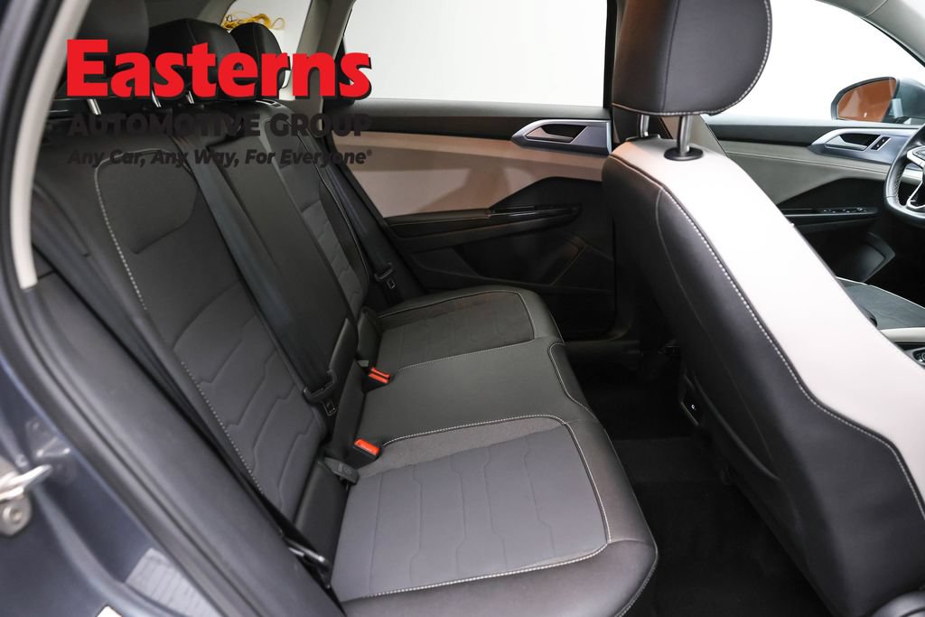Used 2025 Volkswagen Taos SE AWD/4WD image 23