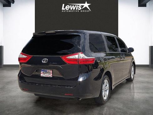 Used 2018 Toyota Sienna L w/ Carpet Mat Package FWD image 4