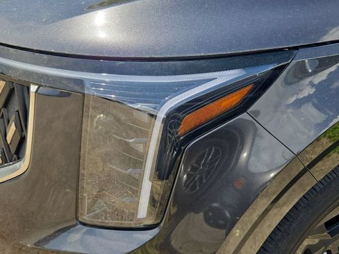 Used 2025 Kia Carnival FWD image 8