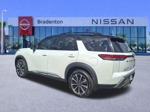 New 2026 Nissan Pathfinder Platinum FWD image 4