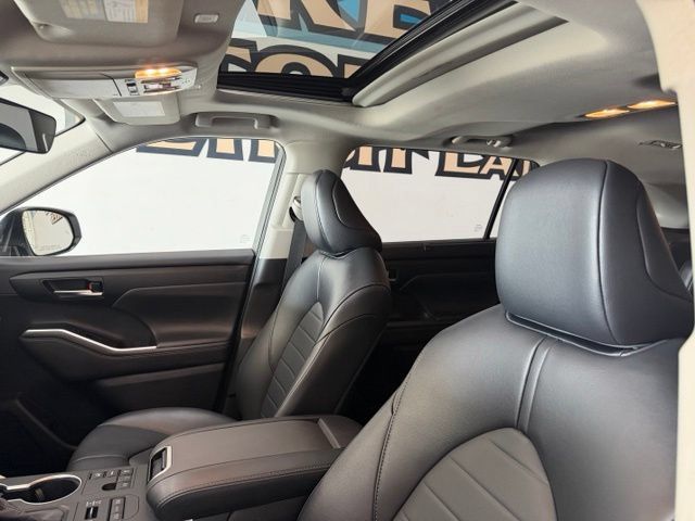 Used 2023 Toyota Highlander XLE AWD/4WD image 13