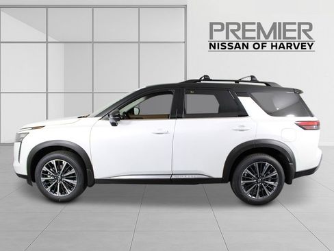New 2026 Nissan Pathfinder Platinum FWD image 2