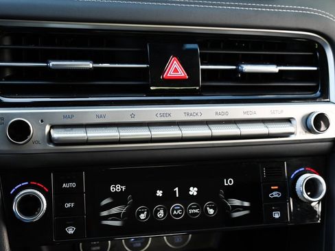 Used 2025 Genesis G70 2.5T image 25