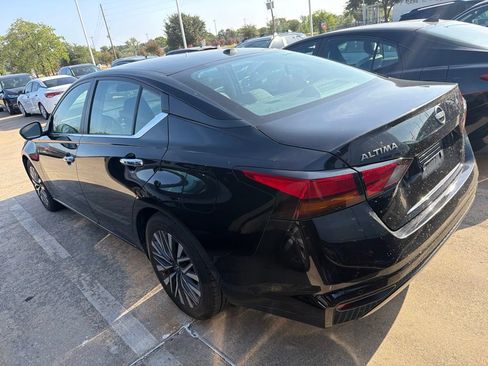 Used 2025 Nissan Altima 2.5 SV FWD image 4