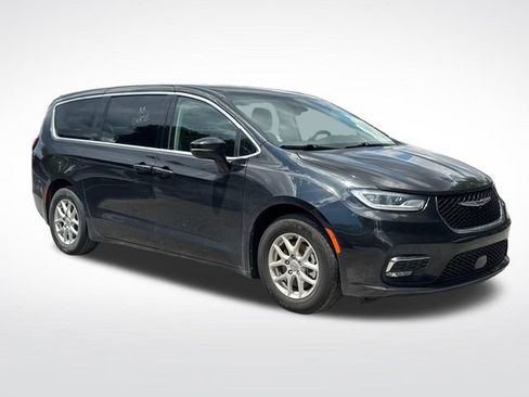 Used 2024 Chrysler Pacifica Touring-L FWD image 9