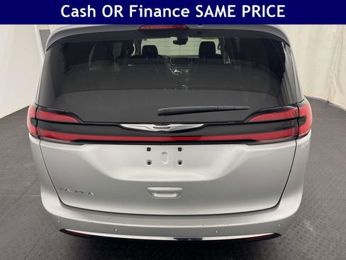 Used 2023 Chrysler Pacifica Touring-L FWD image 8