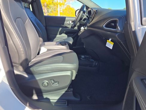 New 2026 Chrysler Pacifica Select image 7