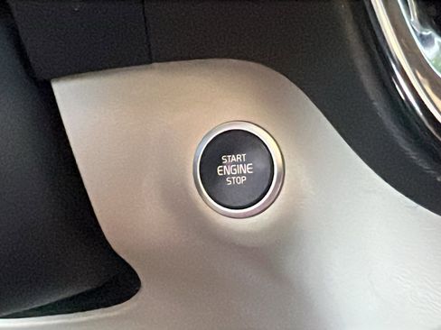 Used 2022 Volvo XC40 T4 Inscription w/ Advanced Package image 35