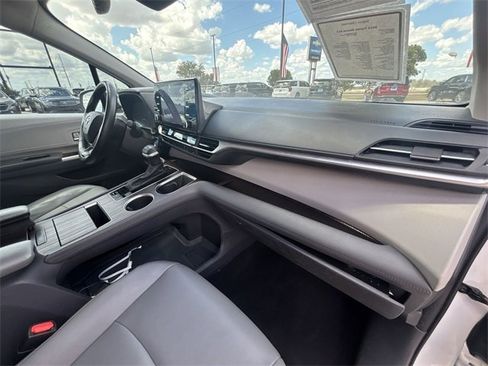 Used 2023 Toyota Sienna XLE image 19