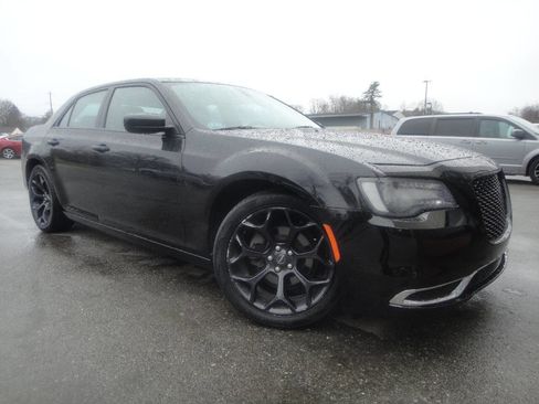 Used 2019 Chrysler 300 Touring w/ Sport Appearance Package image 3