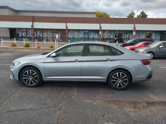 Used 2025 Volkswagen Jetta SE FWD image 9