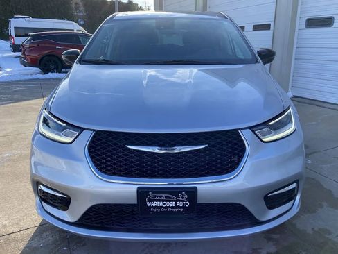 Used 2024 Chrysler Pacifica Touring-L image 3