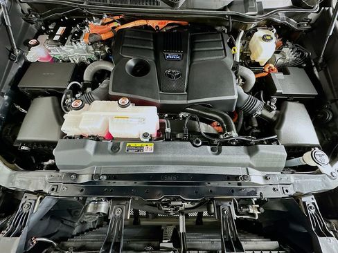 Certified 2024 Toyota Sequoia Platinum image 32