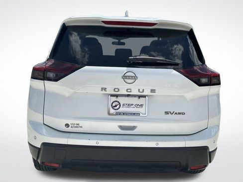 Used 2024 Nissan Rogue SV image 6