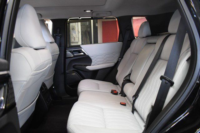 Used 2025 Mitsubishi Outlander AWD image 22