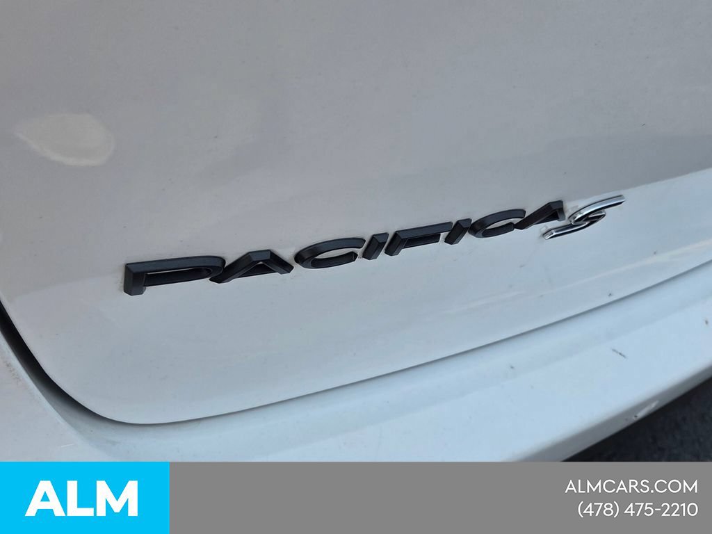 Used 2025 Chrysler Pacifica Limited FWD image 12