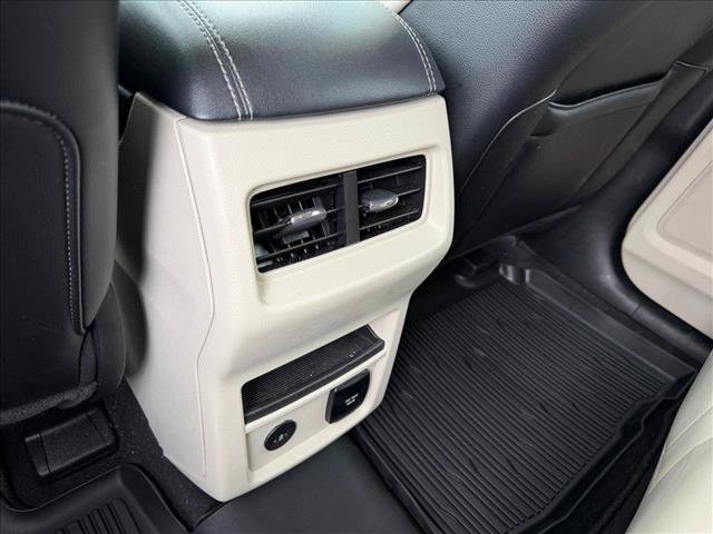 Used 2023 Ford Edge Titanium AWD/4WD image 17