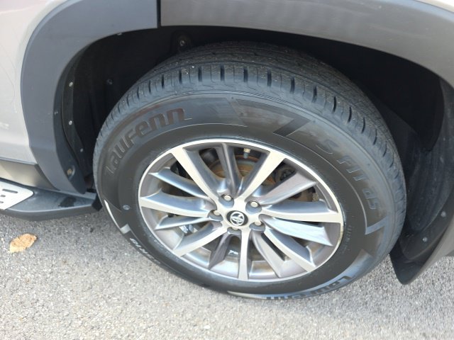 Used 2019 Toyota Highlander XLE AWD/4WD image 42