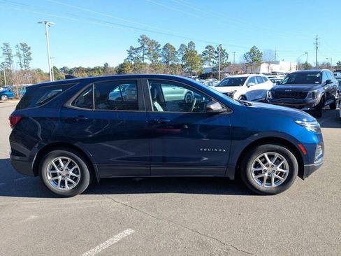 Used 2022 Chevrolet Equinox LS image 2