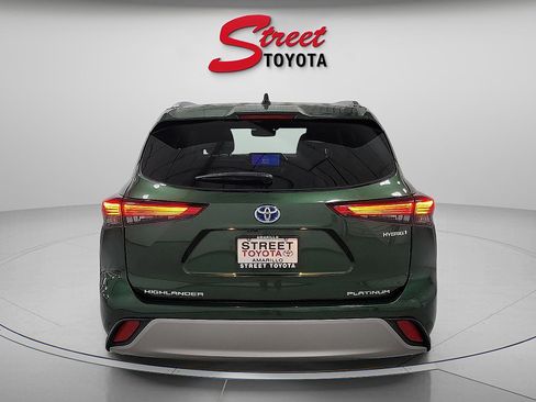 Used 2023 Toyota Highlander Platinum FWD image 3