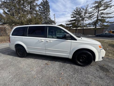 Used 2010 Dodge Grand Caravan SE image 9