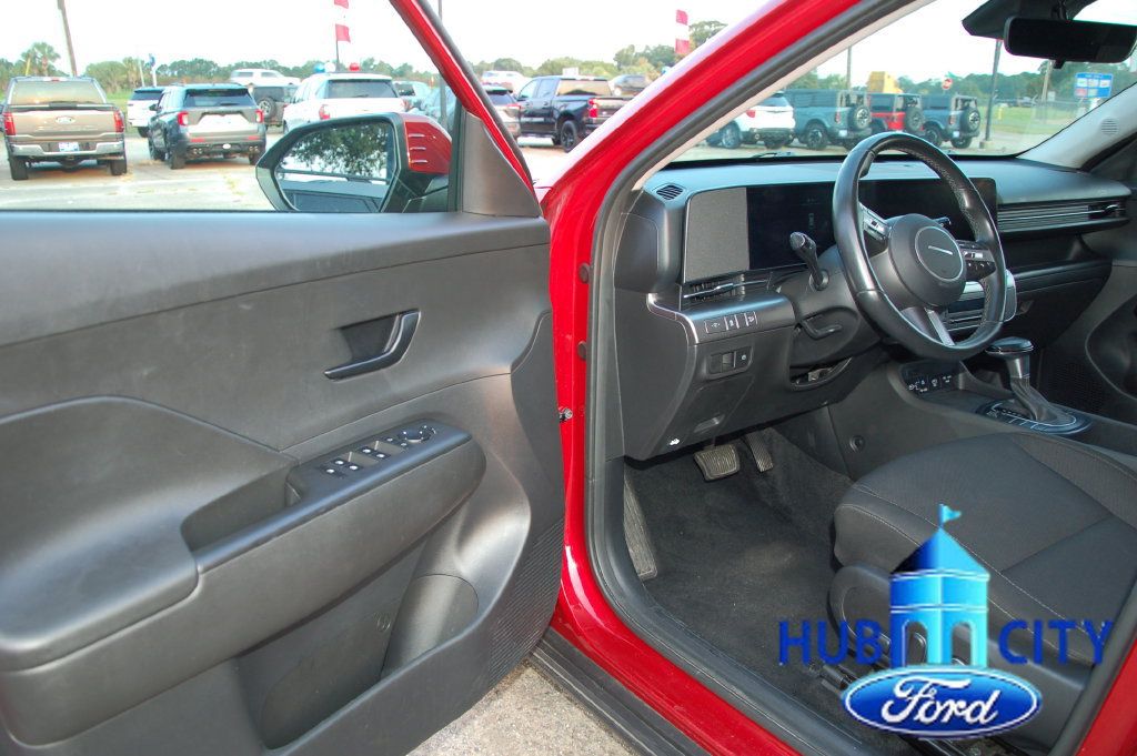 Used 2025 Hyundai Kona SEL FWD image 11